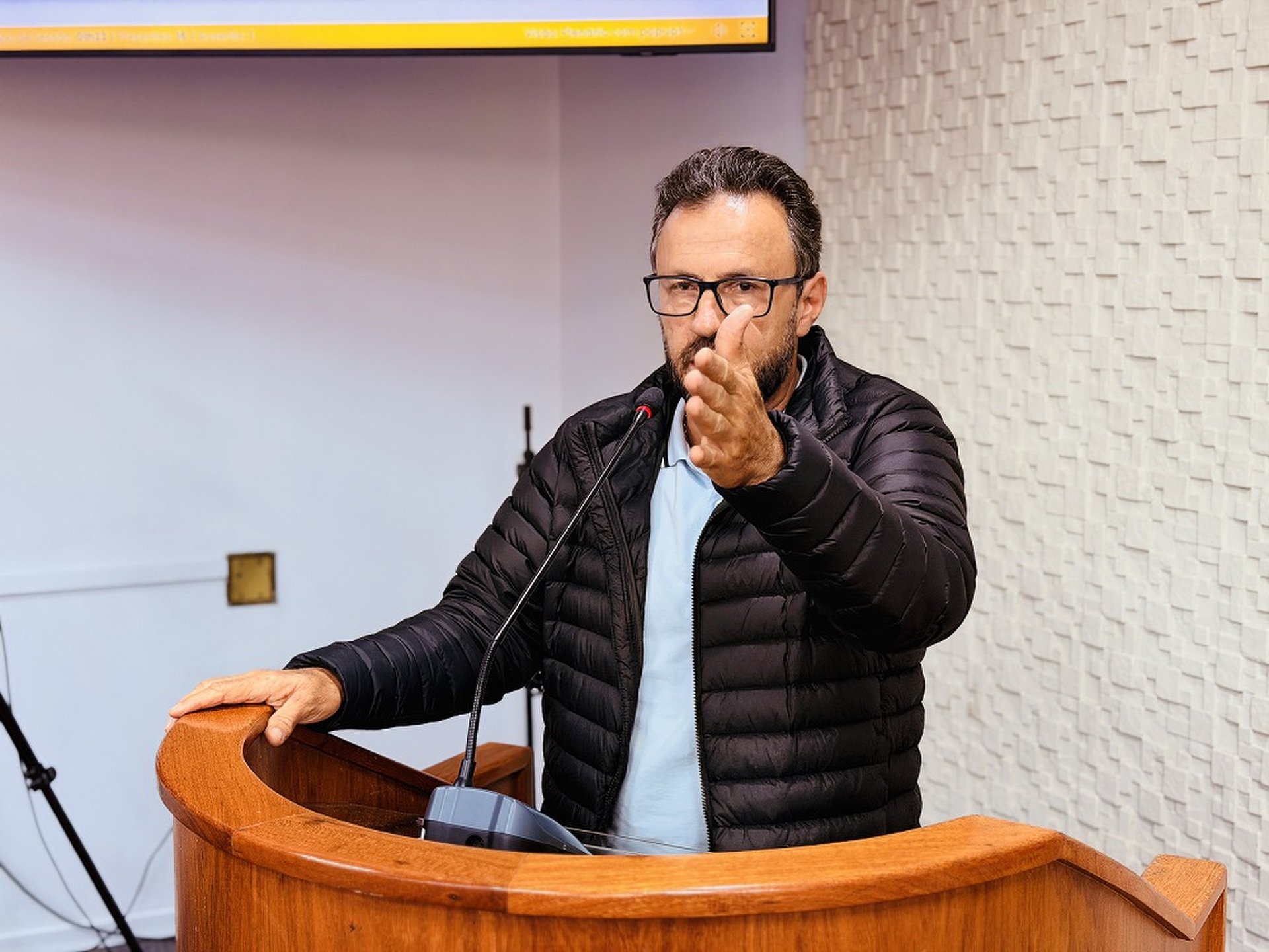 Vereador Araújo solicita informações sobre notificações de georreferenciamento emitidas em 2026