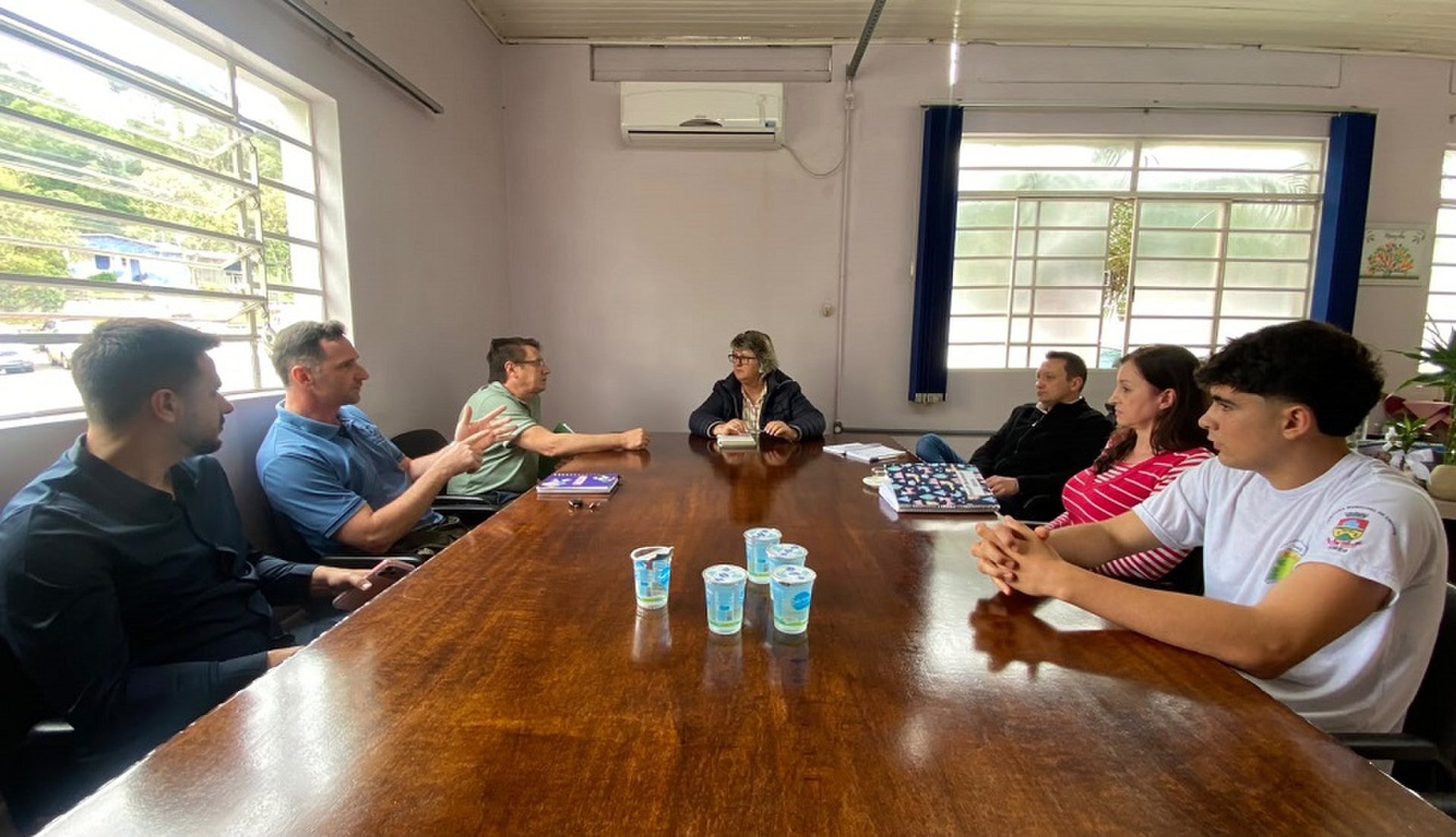 Reunião na Secretaria de Educação debate melhorias no playground e no ginásio do Jaguaretê