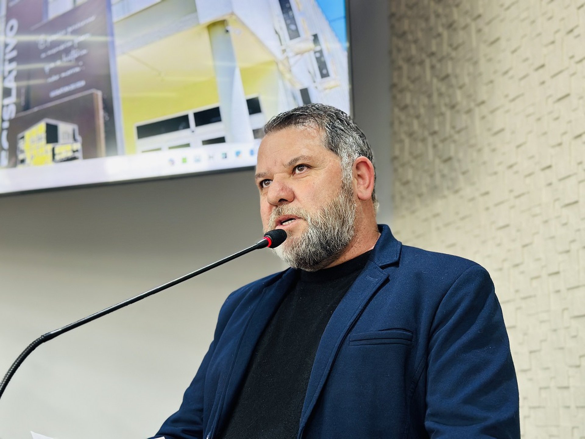 Romildo Protetor solicita melhorias em vias, estacionamento e transporte coletivo