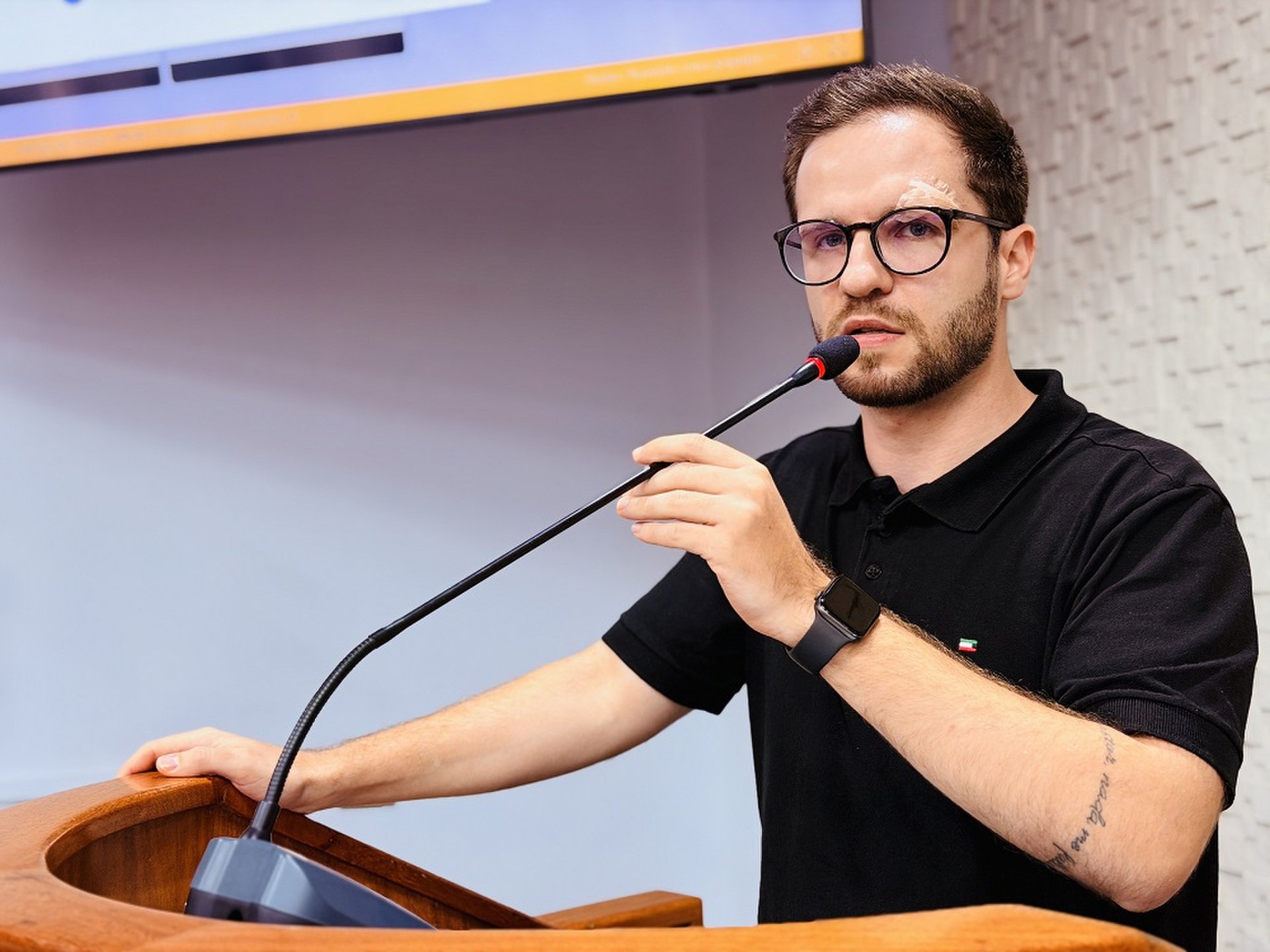Gustavo Zin Farina solicita melhorias na pavimentação, drenagem e espaços públicos