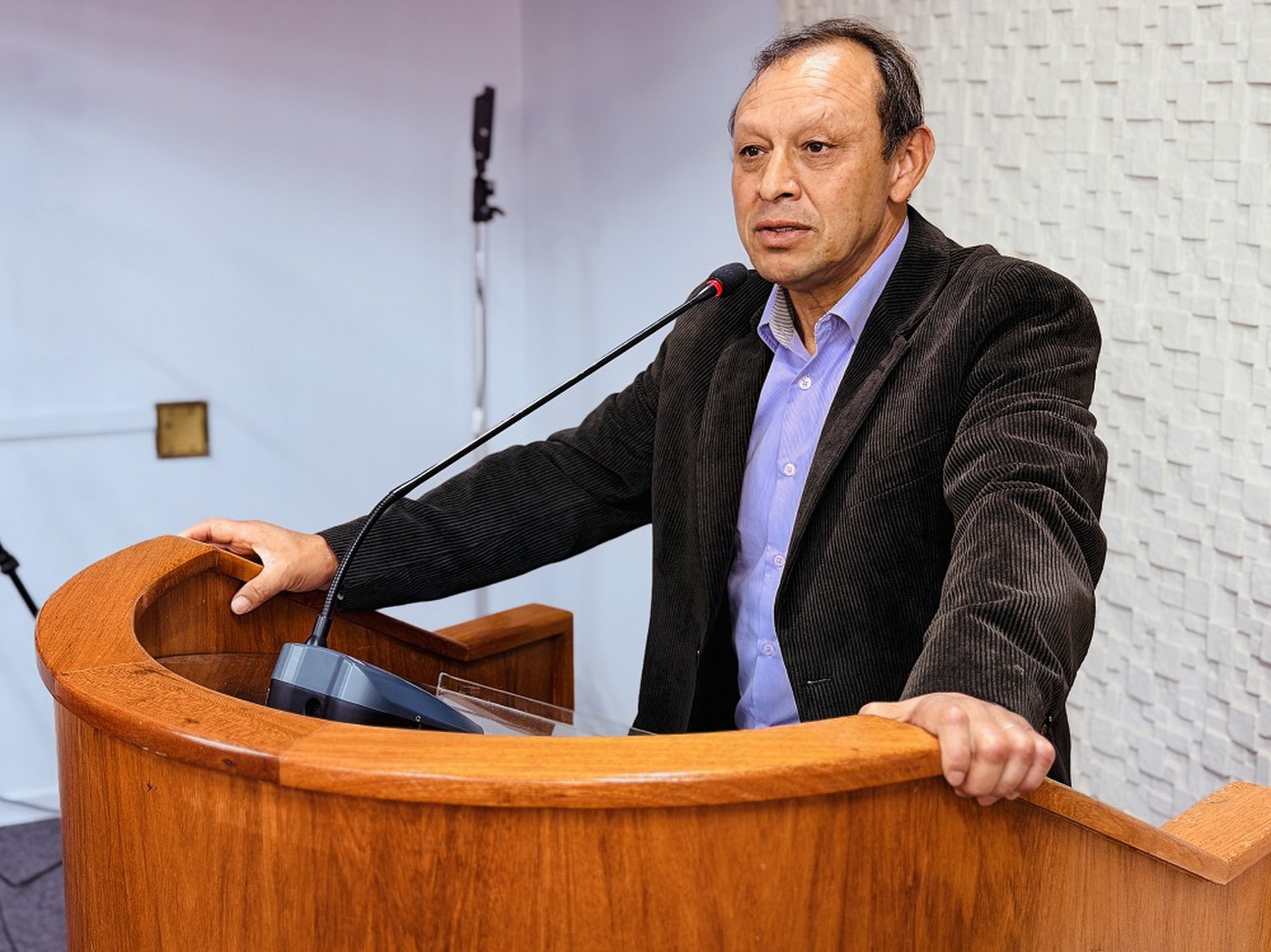 Vereador Serginho reivindica melhorias viárias nos bairros Atlântico e Copas Verdes e revitalização de praça no Linho