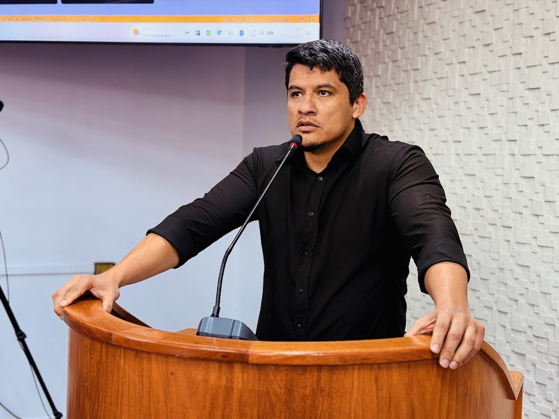 Licenciamento ambiental e desburocratização para MEIs são pauta de requerimento de Tiago The Police