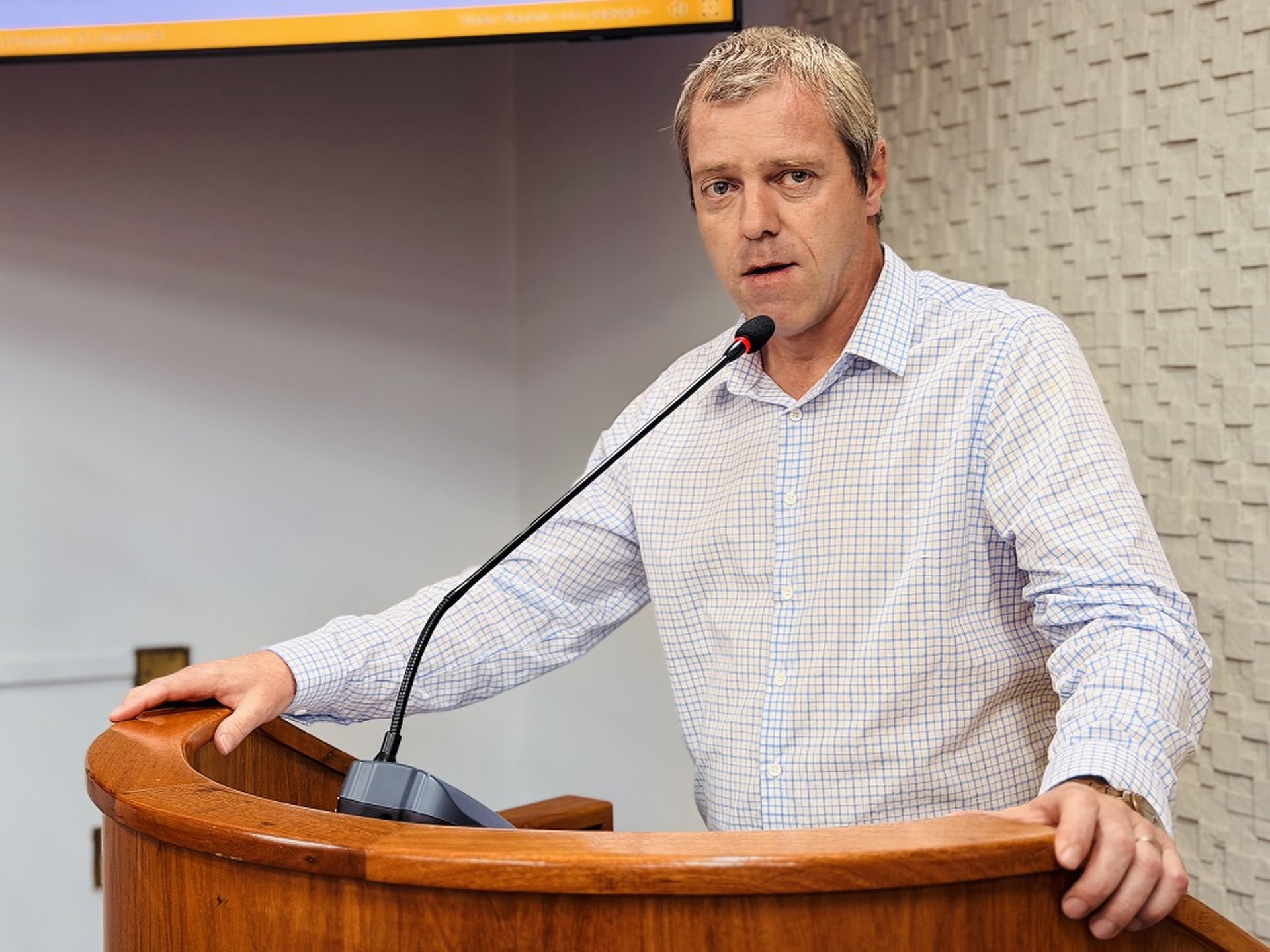 Lindomar Kossmann solicita melhorias em ruas e instalação de bancos em unidade de saúde