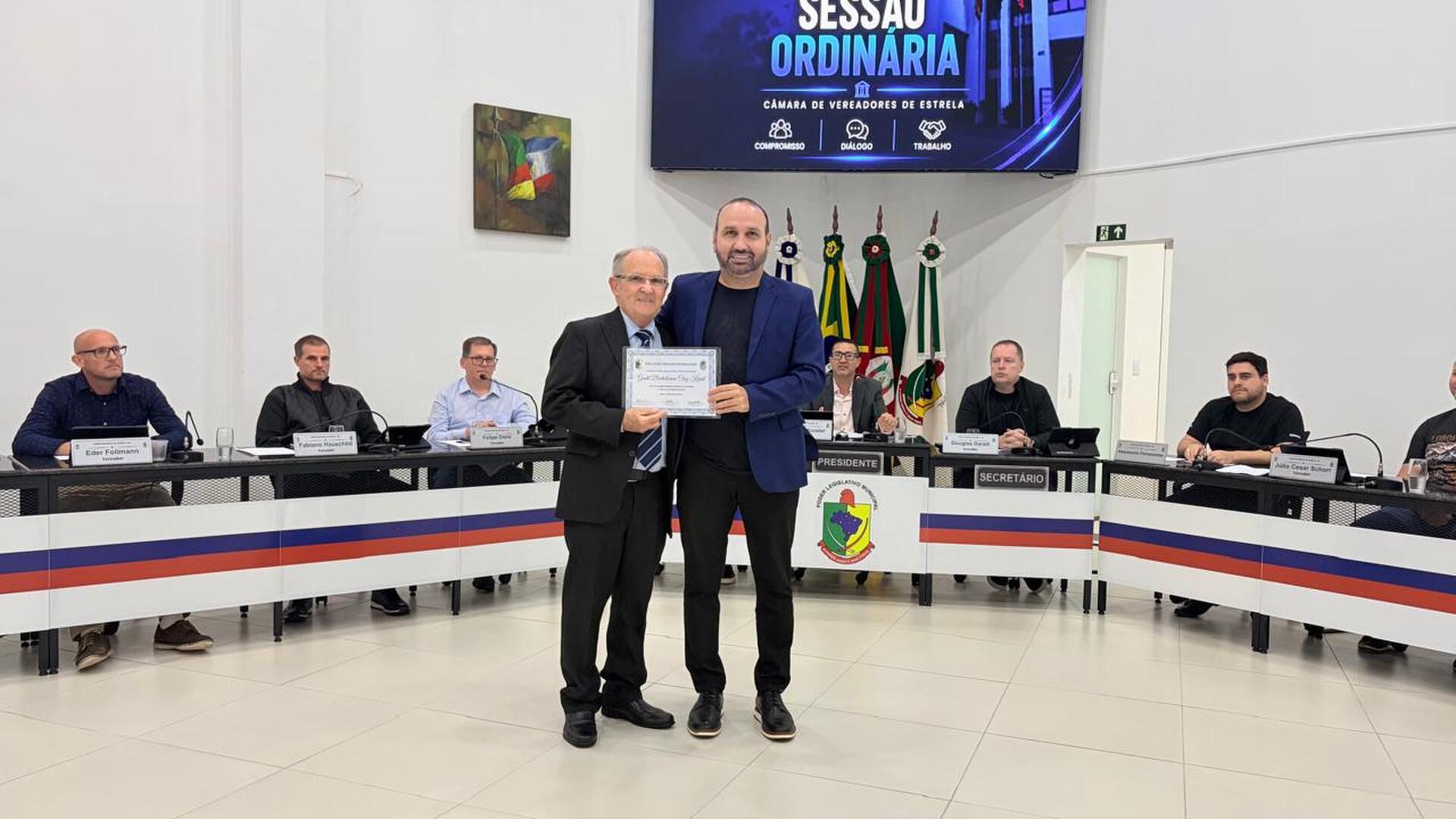 Câmara de Estrela aprova cinco projetos e realiza reentrega do Título de Cidadão Estrelense a Gentil Krahl