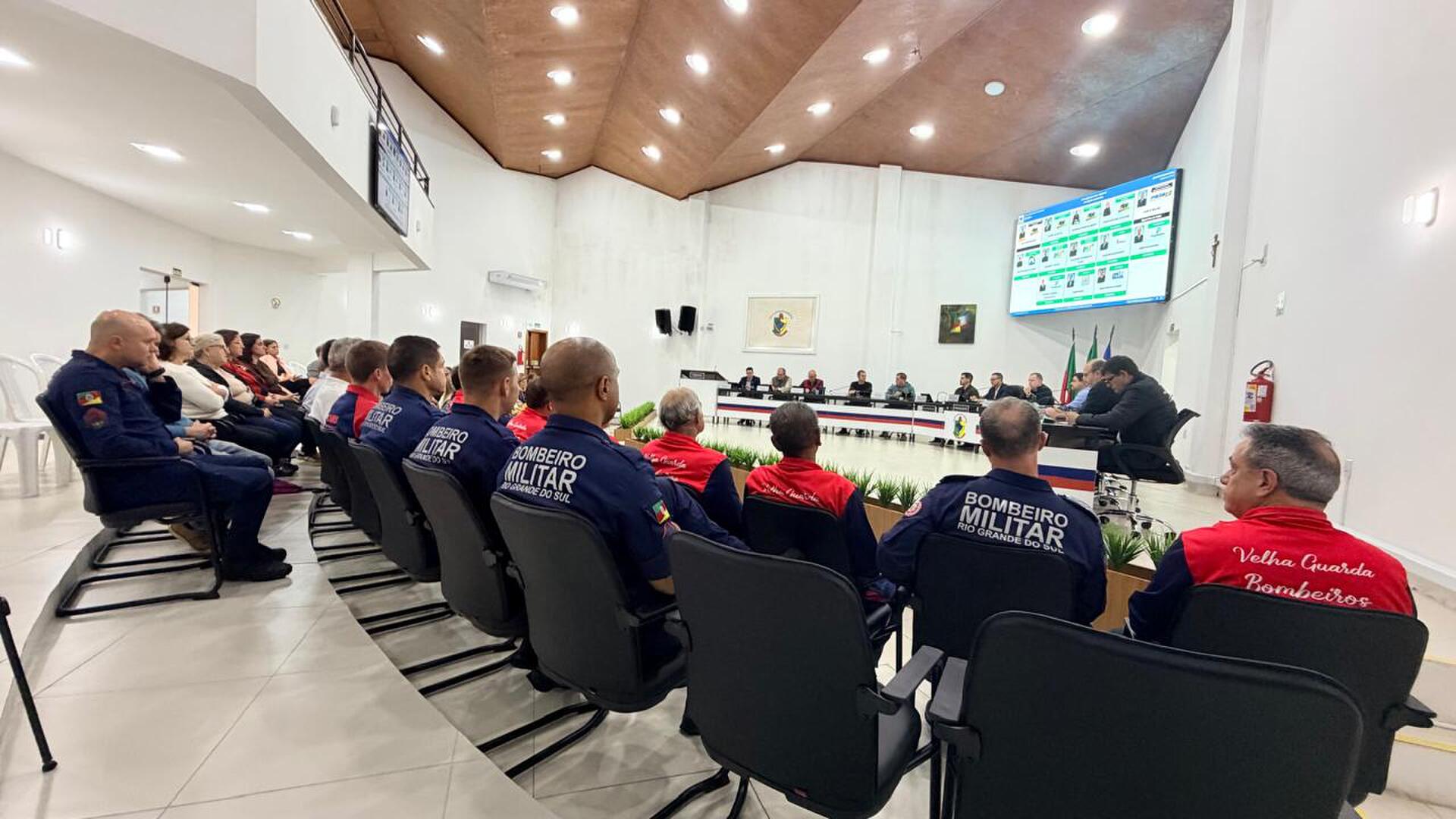 A Câmara de Vereadores de Estrela realizou, nesta segunda-feira (21), mais uma Sessão Ordinária, com a apreciação e votação de dois projetos de lei.
