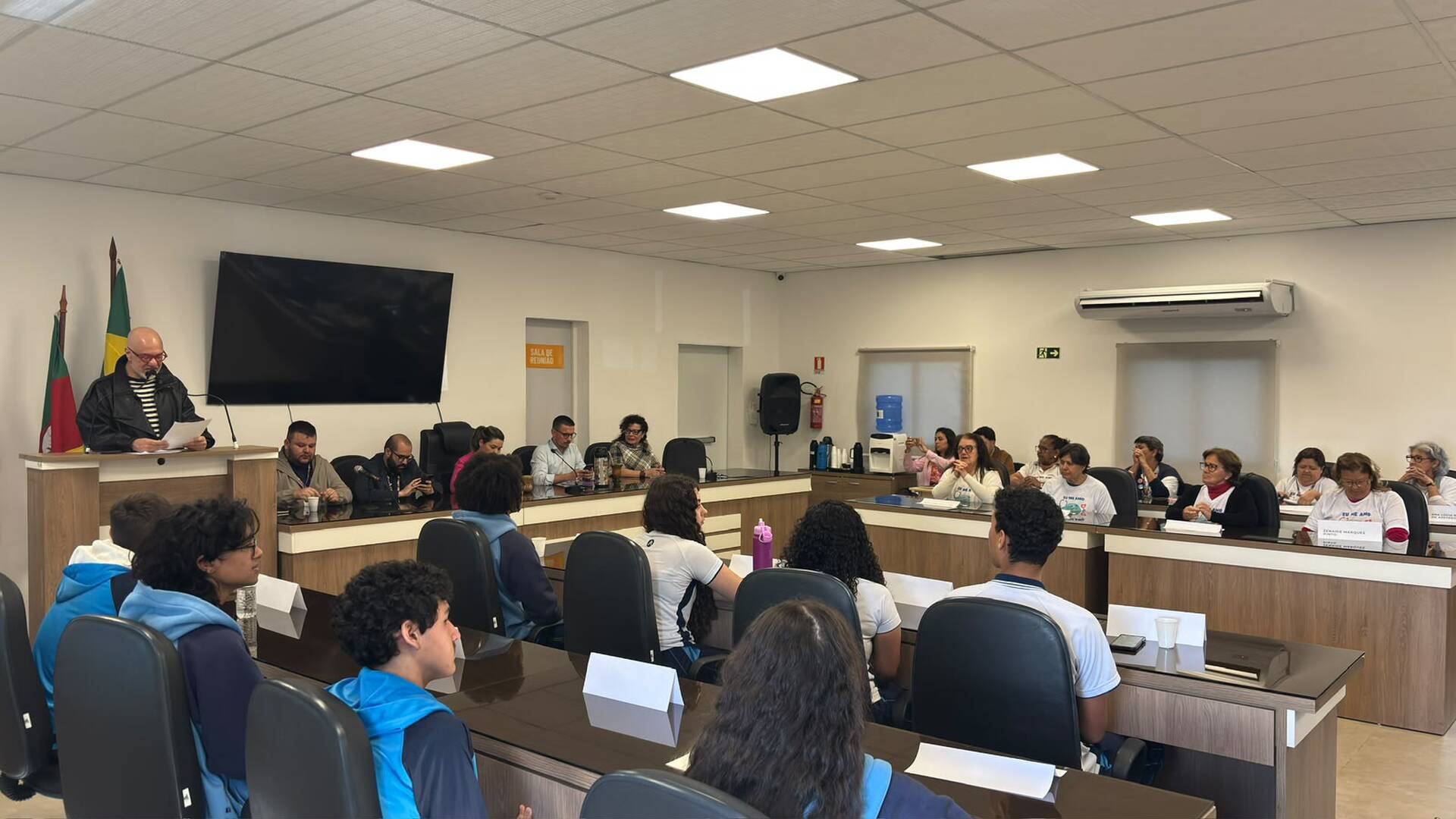 Câmara de Viamão promove encontro entre jovens e idosos para fortalecer o diálogo entre gerações