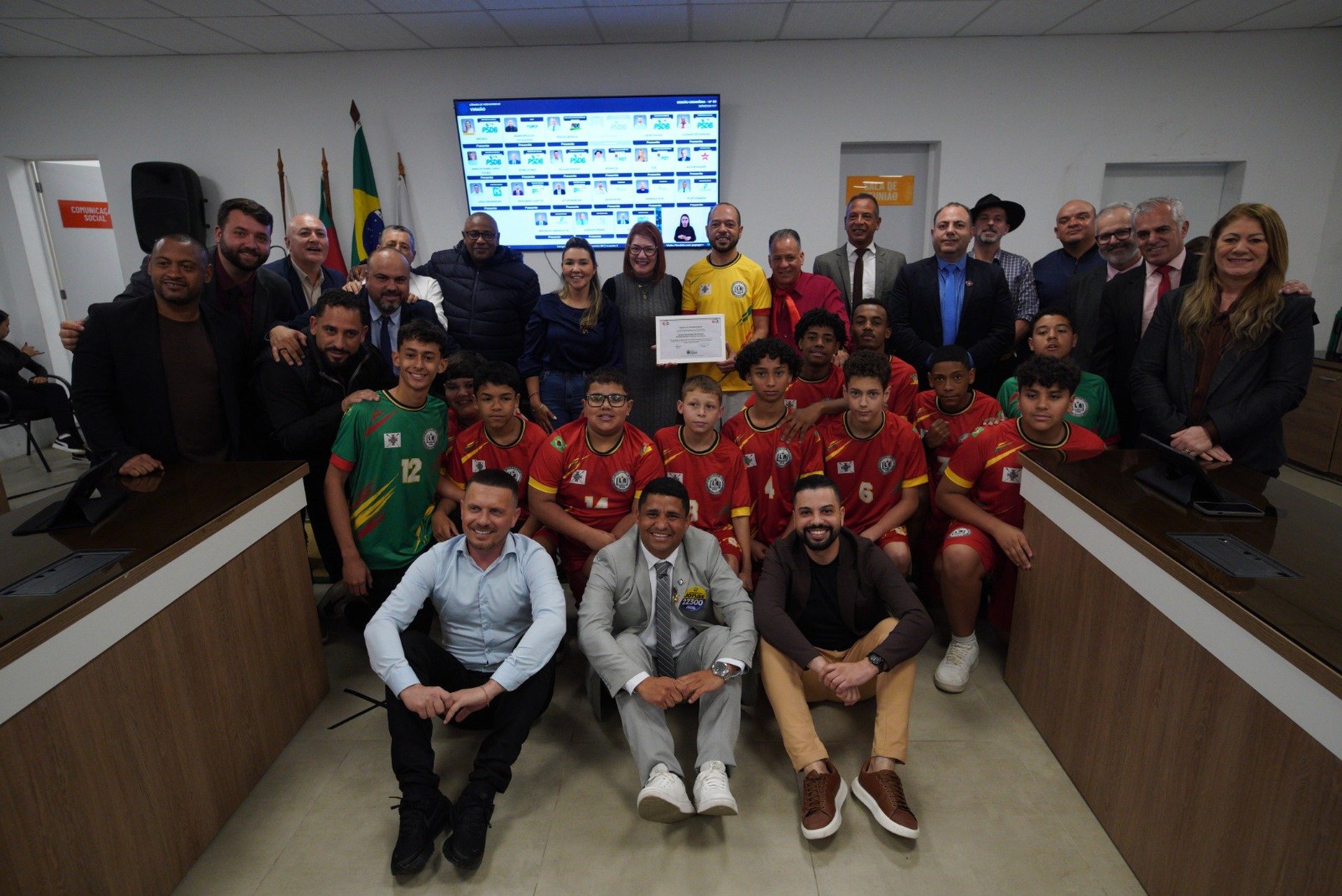 CMV homenageia alunos da Escola Luciana de Abreu por conquistas no projeto de handebol da instituição