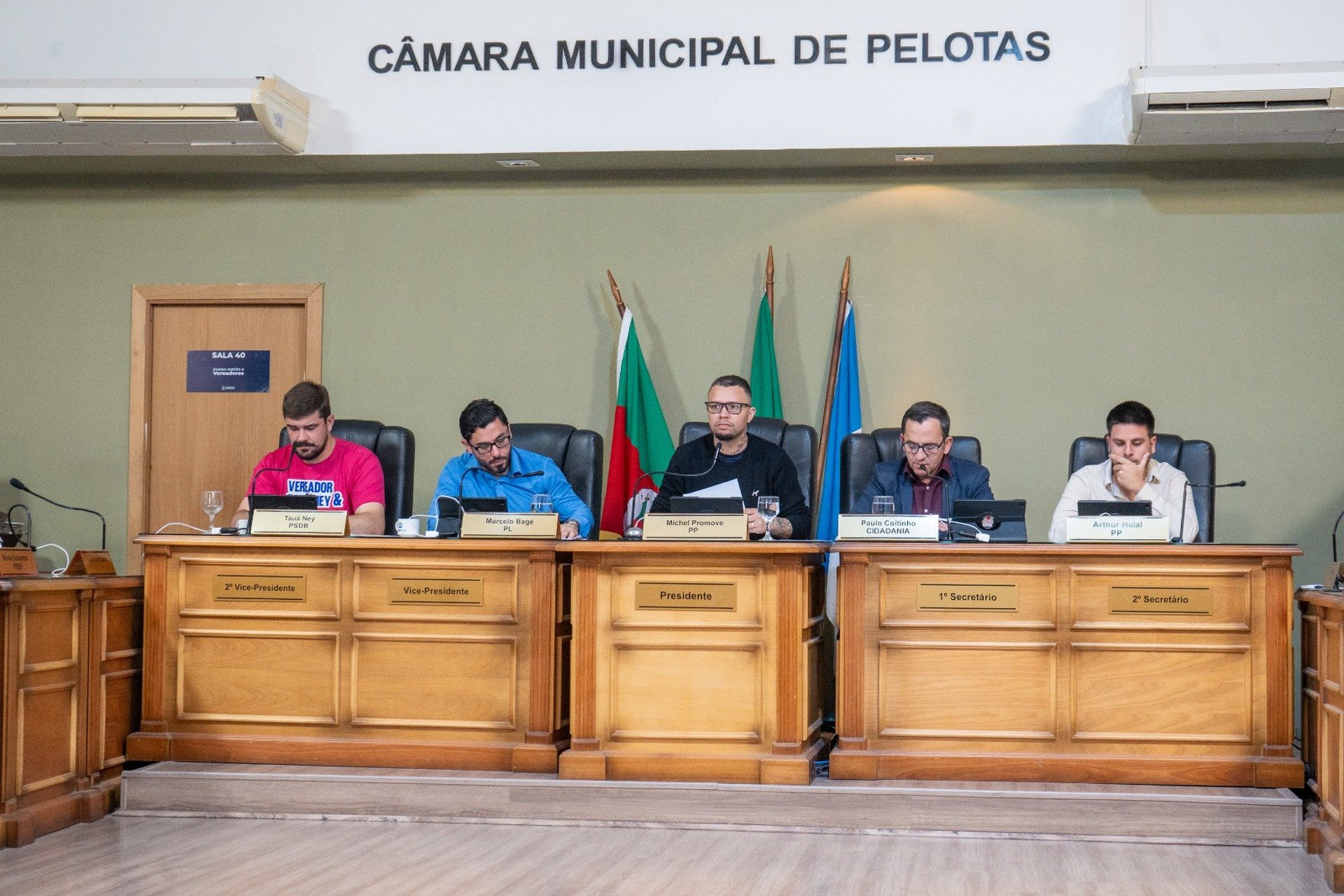 Reeleição à presidência da República repercute na Câmara
