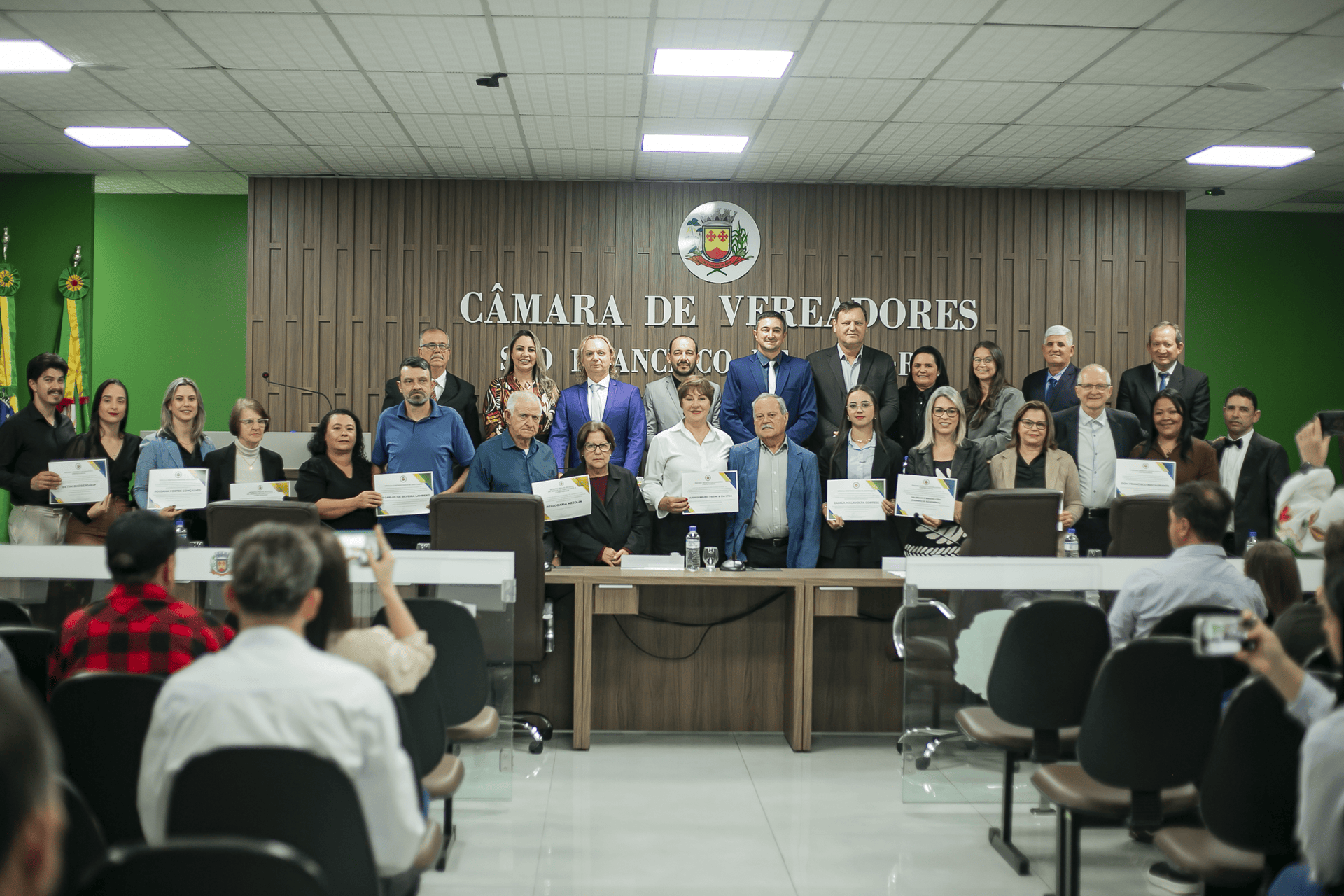 Câmara Municipal realiza Sessão Solene de Entrega de Honrarias e homenageia empreendedores e empresas do município