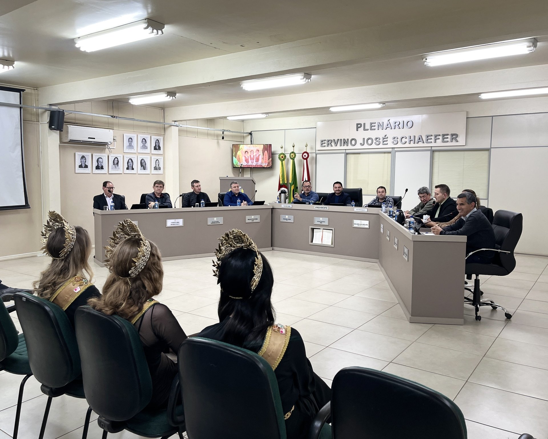 Legislativo homenageia Soberanas e aprova projetos e proposições