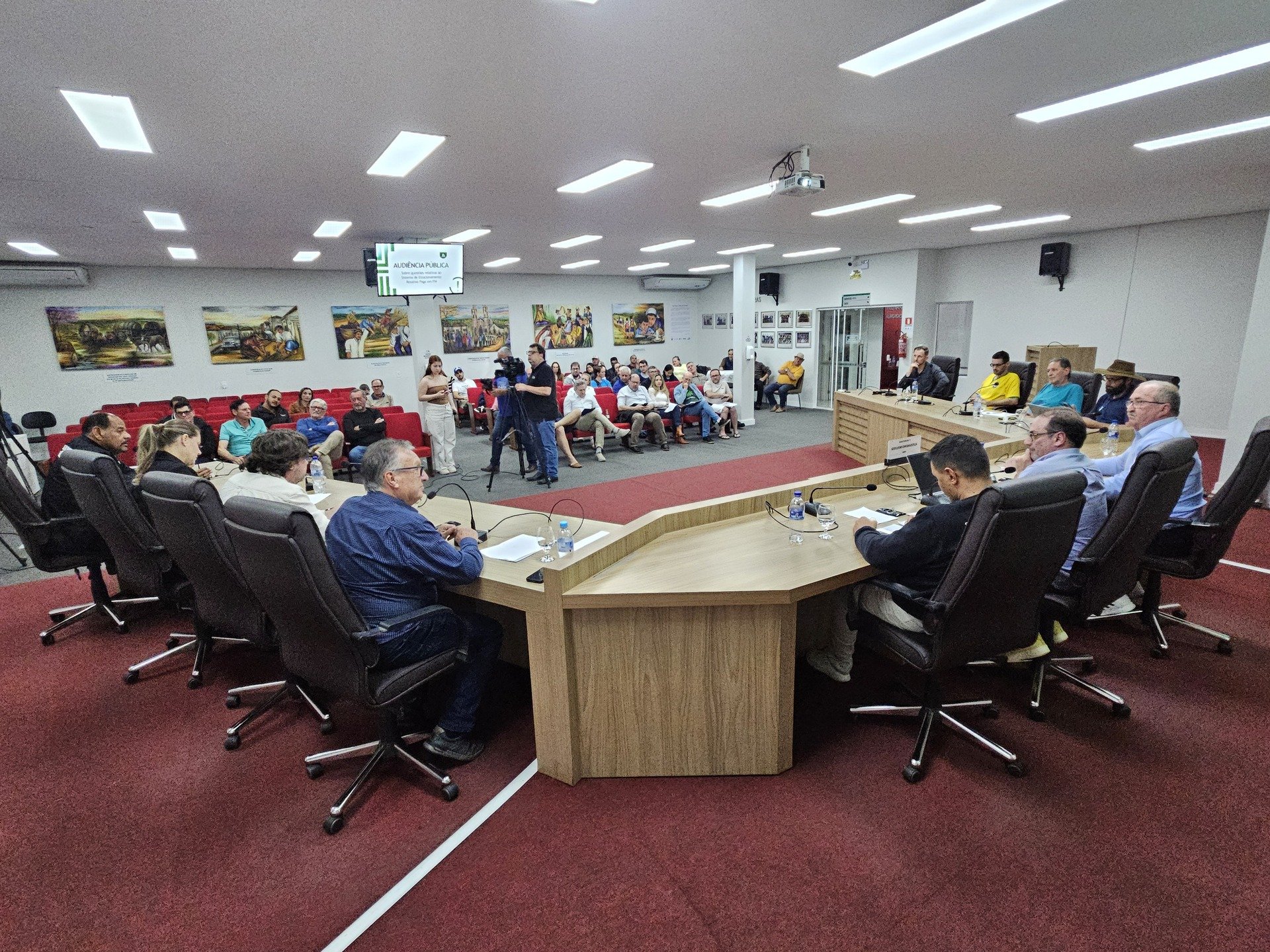 Audiência pública reúne comunidade e entidades para debater melhorias no estacionamento rotativo em FW