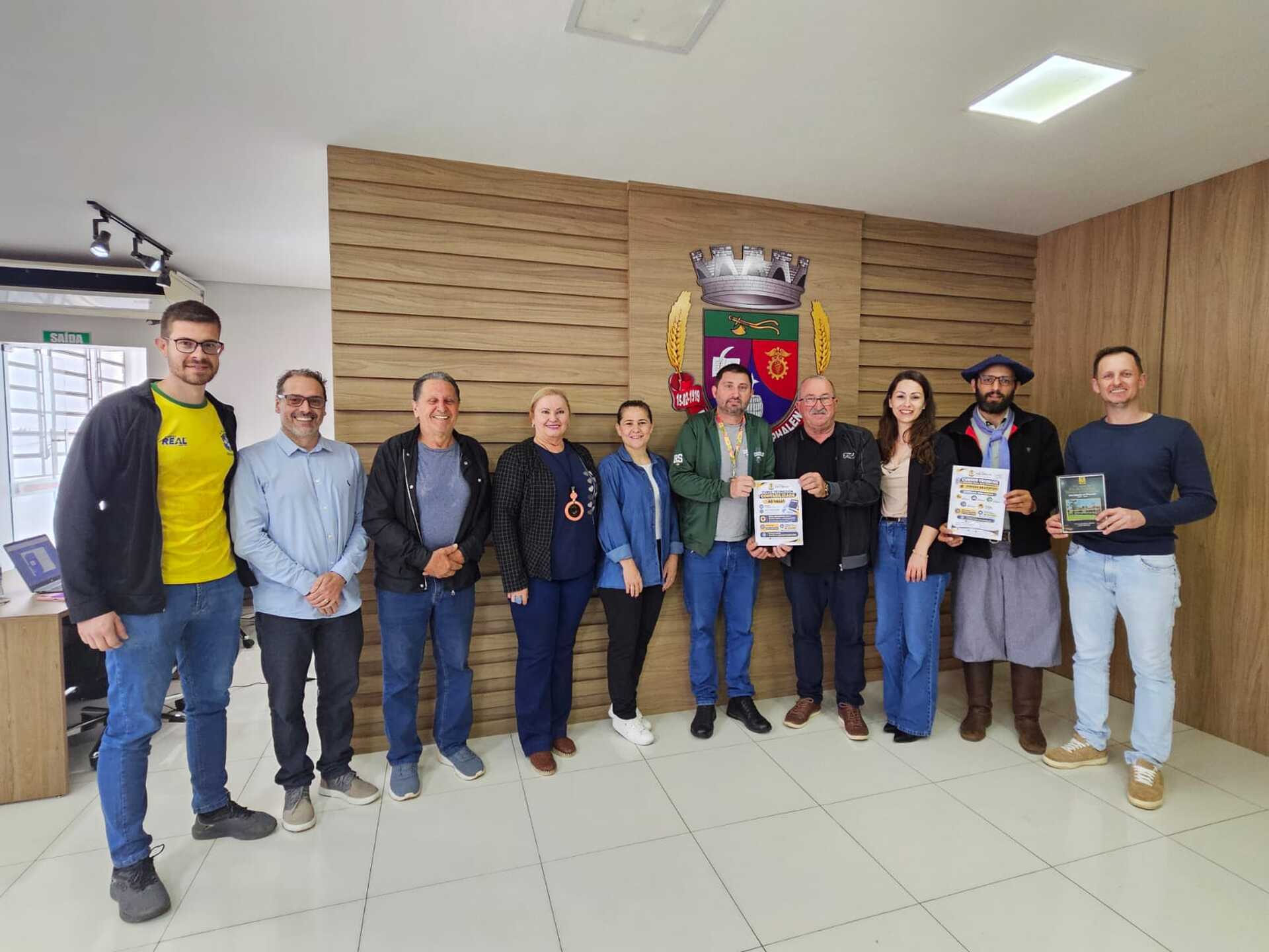 Diretor da Escola José Cañellas visita Legislativo e divulga inscrições para cursos técnicos da instituição