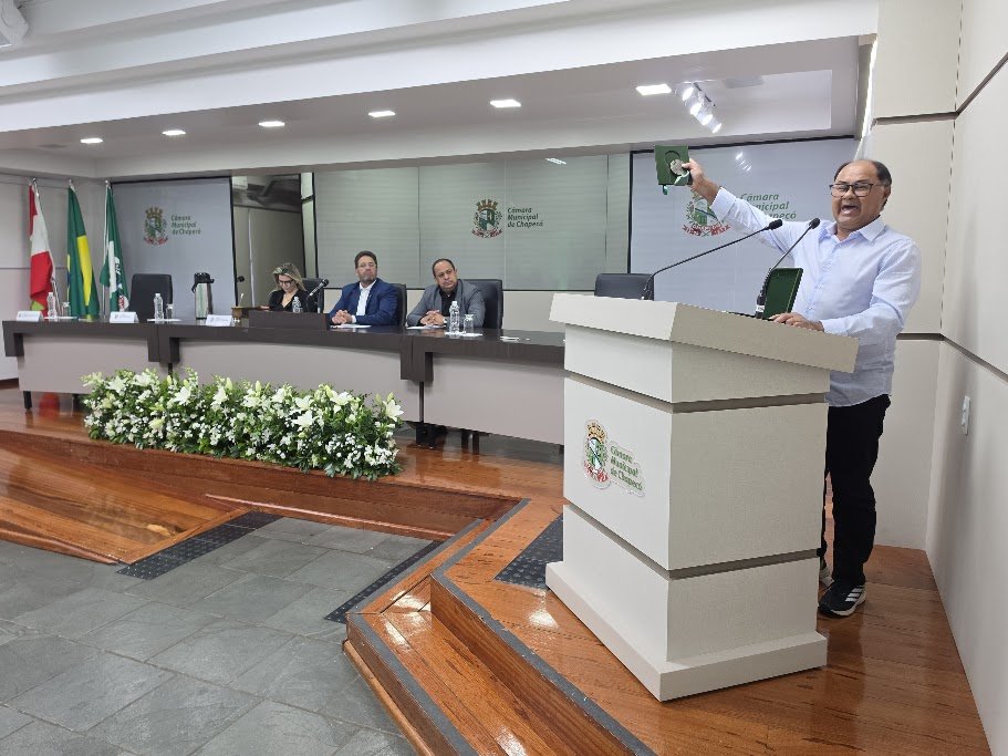 Câmara de Chapecó entrega Medalha Dom José Gomes a Antonio Sérgio Massaneiro