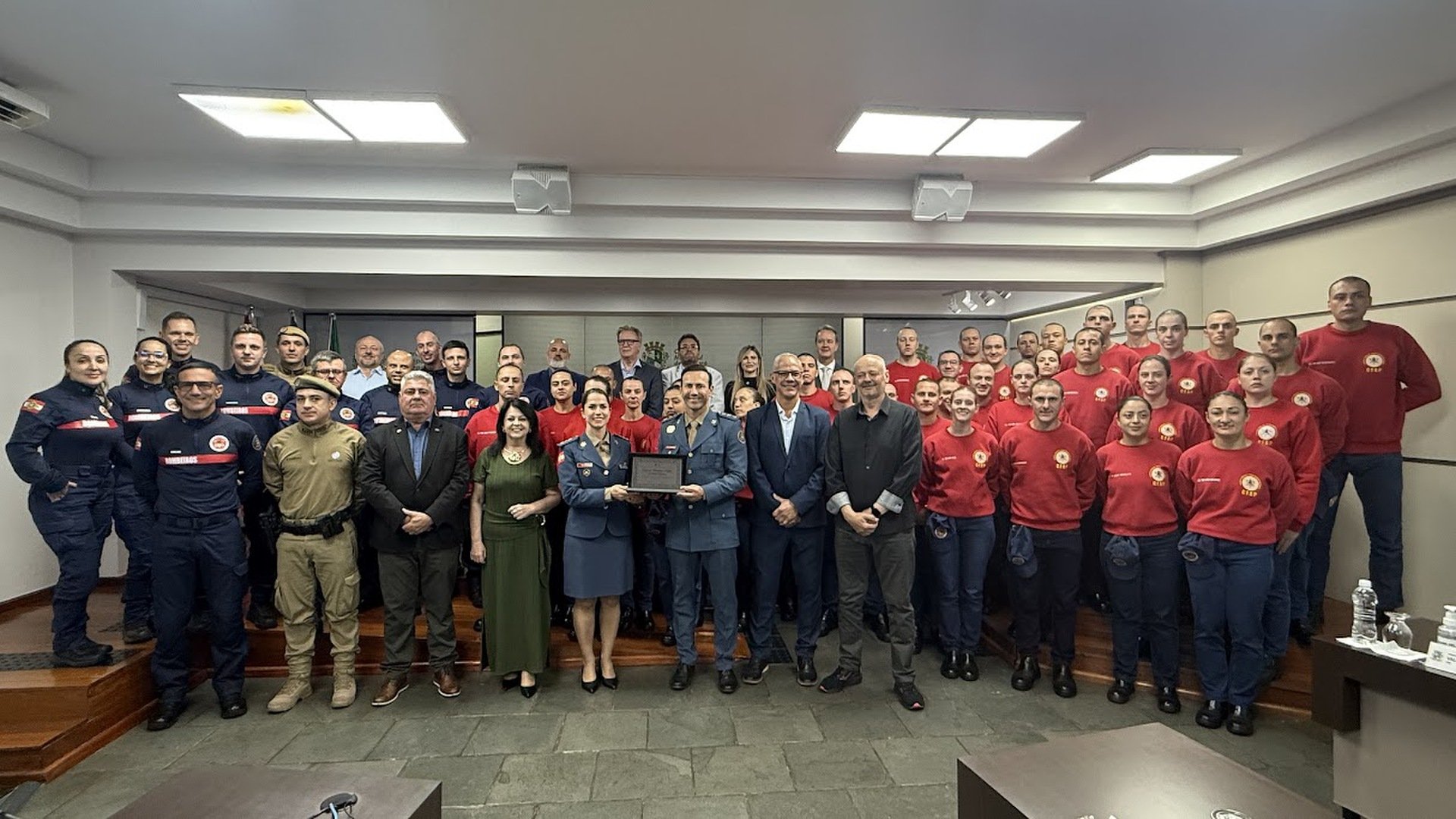 Câmara de Chapecó celebra os 100 anos do Corpo de Bombeiros com homenagem solene