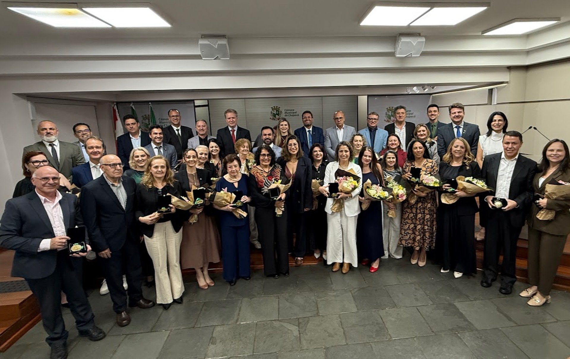 Câmara homenageia profissionais da educação com a Comenda Professora Eli Maria Bellani