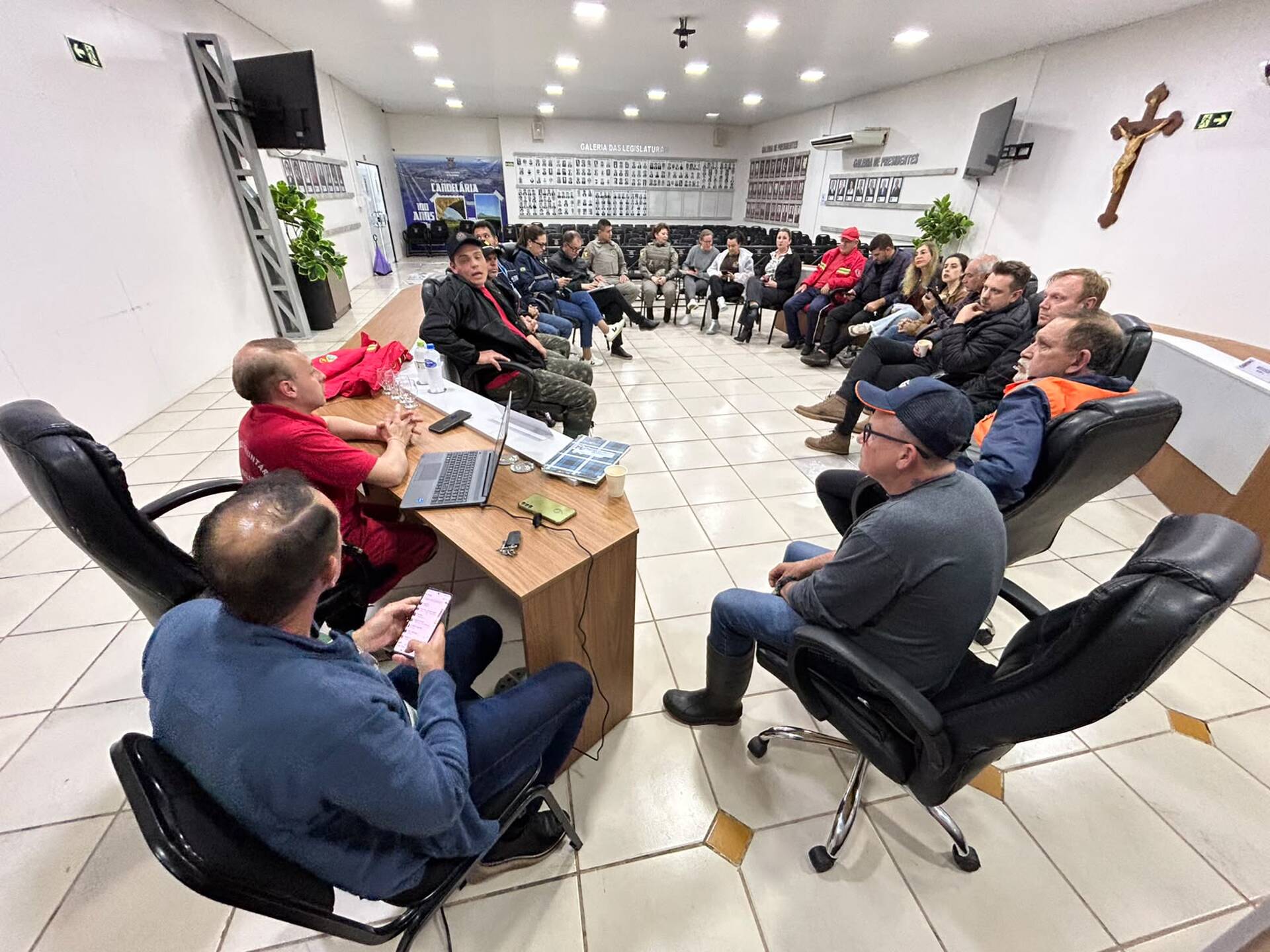 Reunião com forças de resgate e autoridades define medidas de emergência diante das fortes chuvas