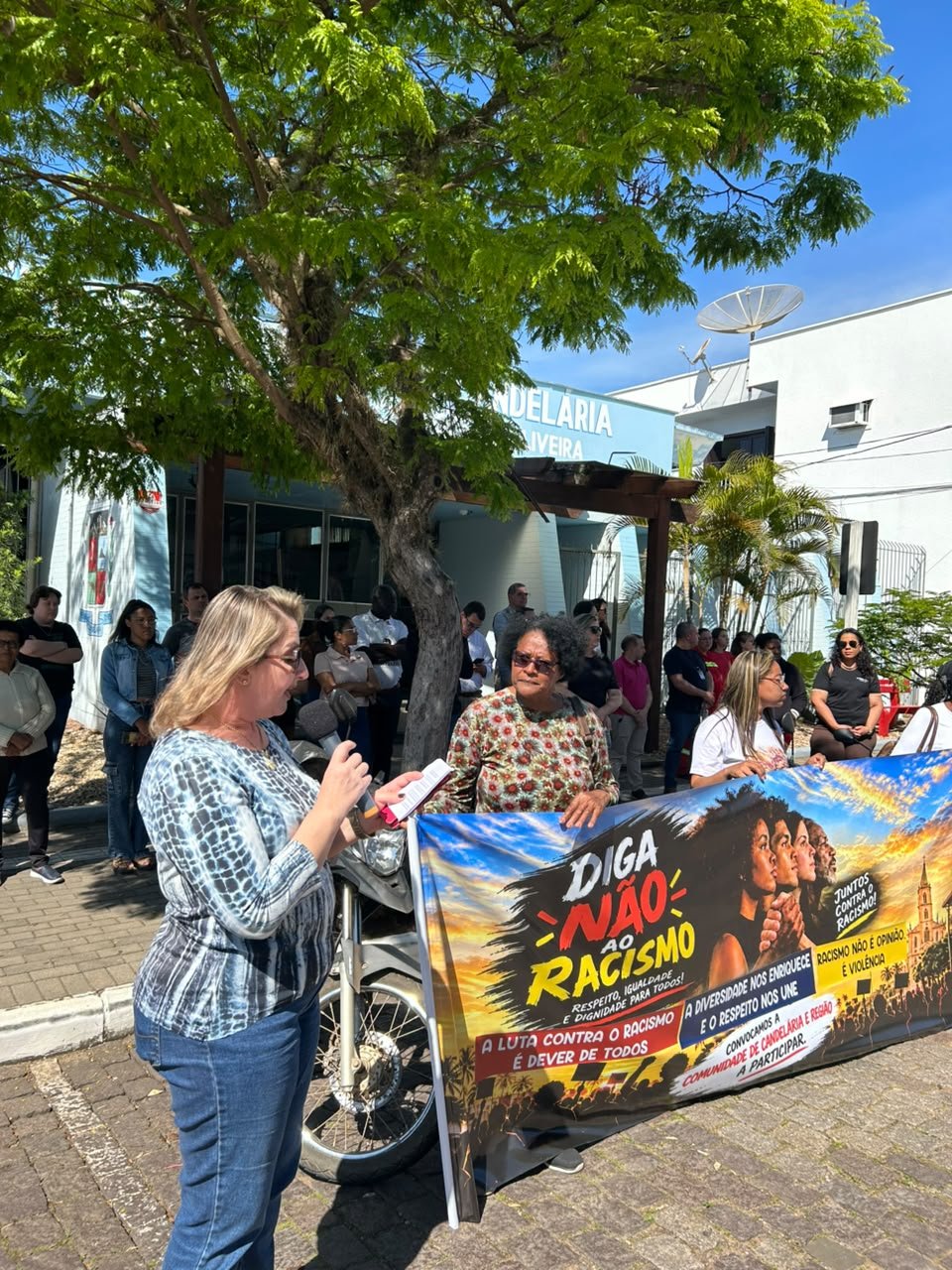 Manifestação reúne comunidade em ato contra o racismo em Candelária